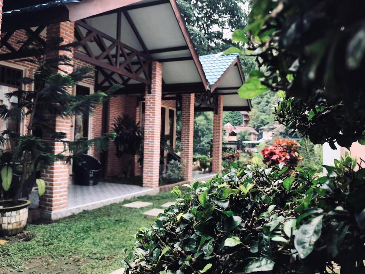Thomas' Retreat Bukit Lawang Hotell Exteriör bild
