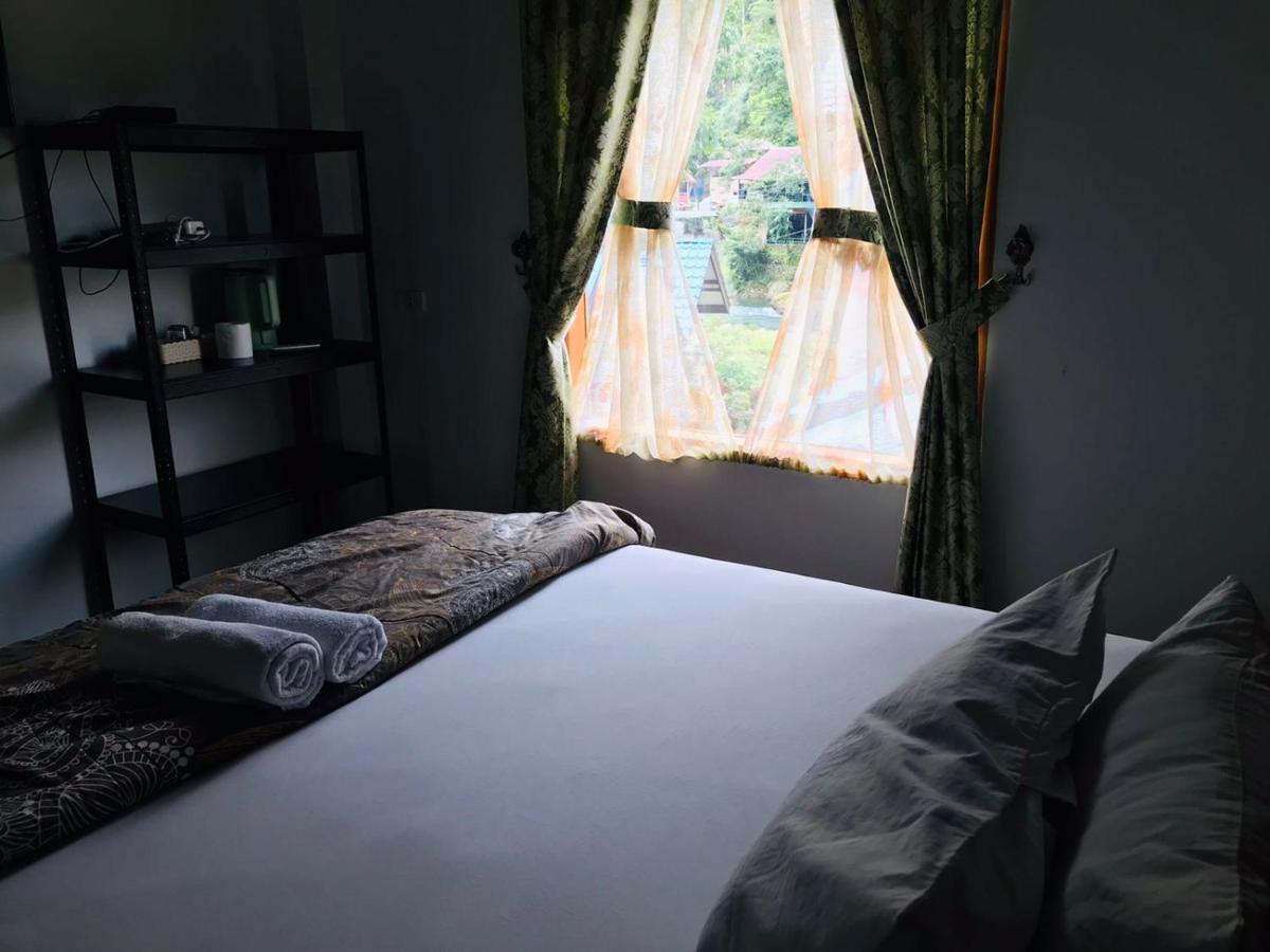 Thomas' Retreat Bukit Lawang Hotell Rum bild