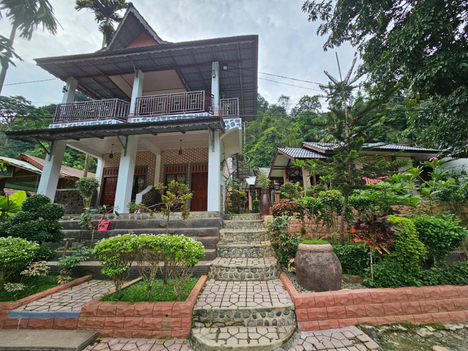 Thomas' Retreat Bukit Lawang Hotell Exteriör bild