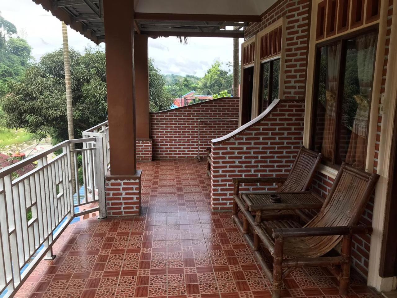 Thomas' Retreat Bukit Lawang Hotell Exteriör bild